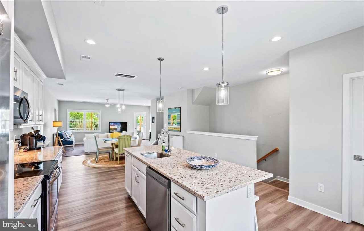 221 Wilder Ave - Photo 6 of 45