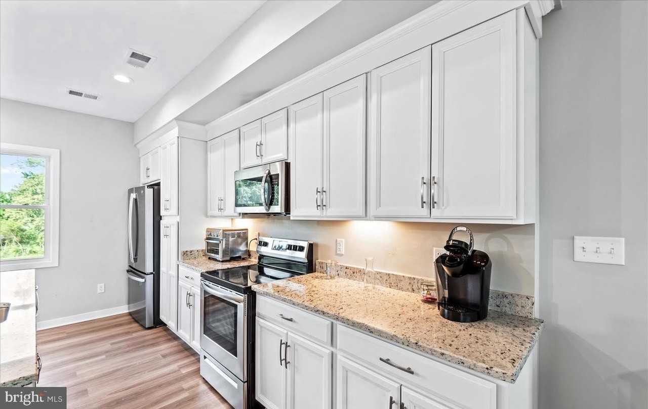 221 Wilder Ave - Photo 7 of 45