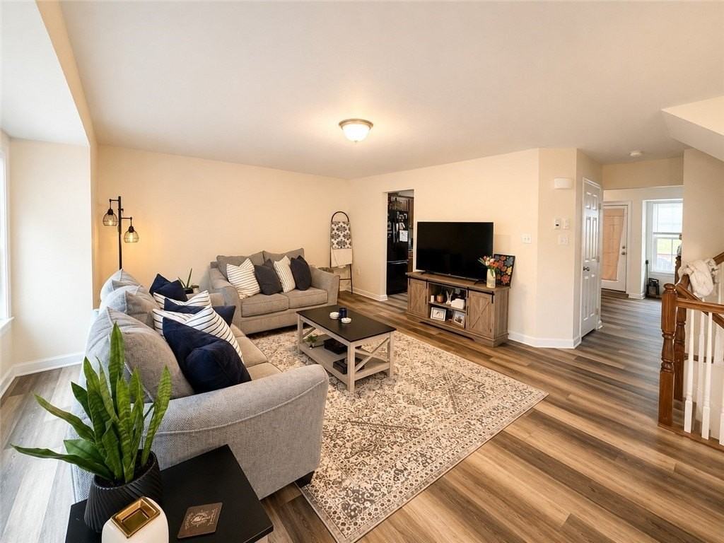 122 Broadstone Dr - Photo 2 of 10