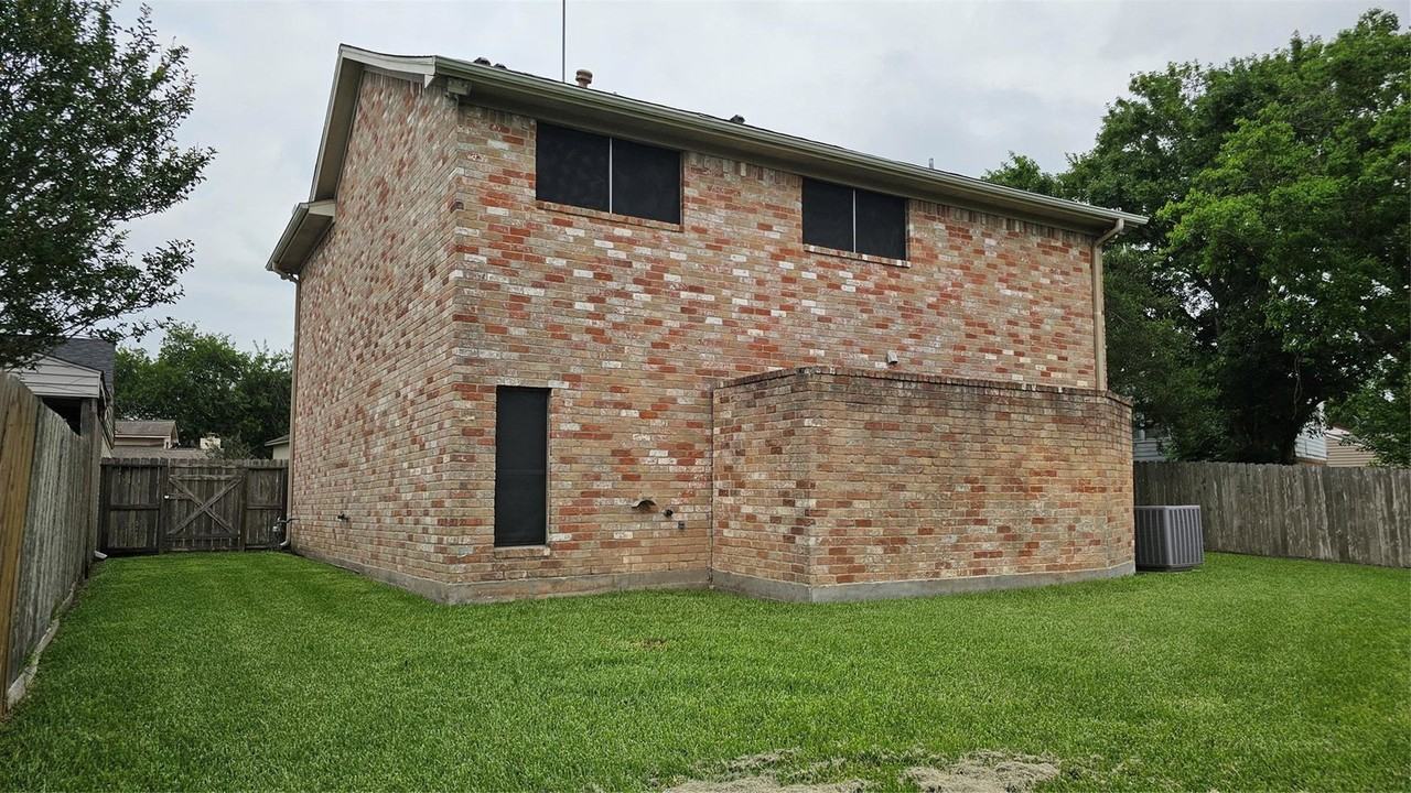 Duncaster Dr - Photo 2 of 8