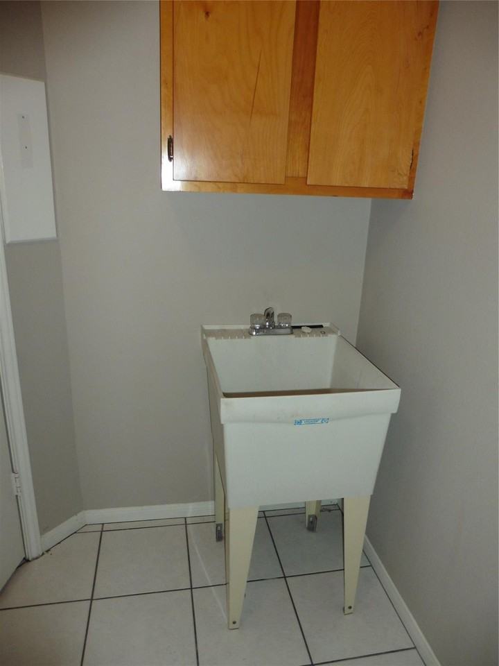 Duncaster Dr - Photo 4 of 8