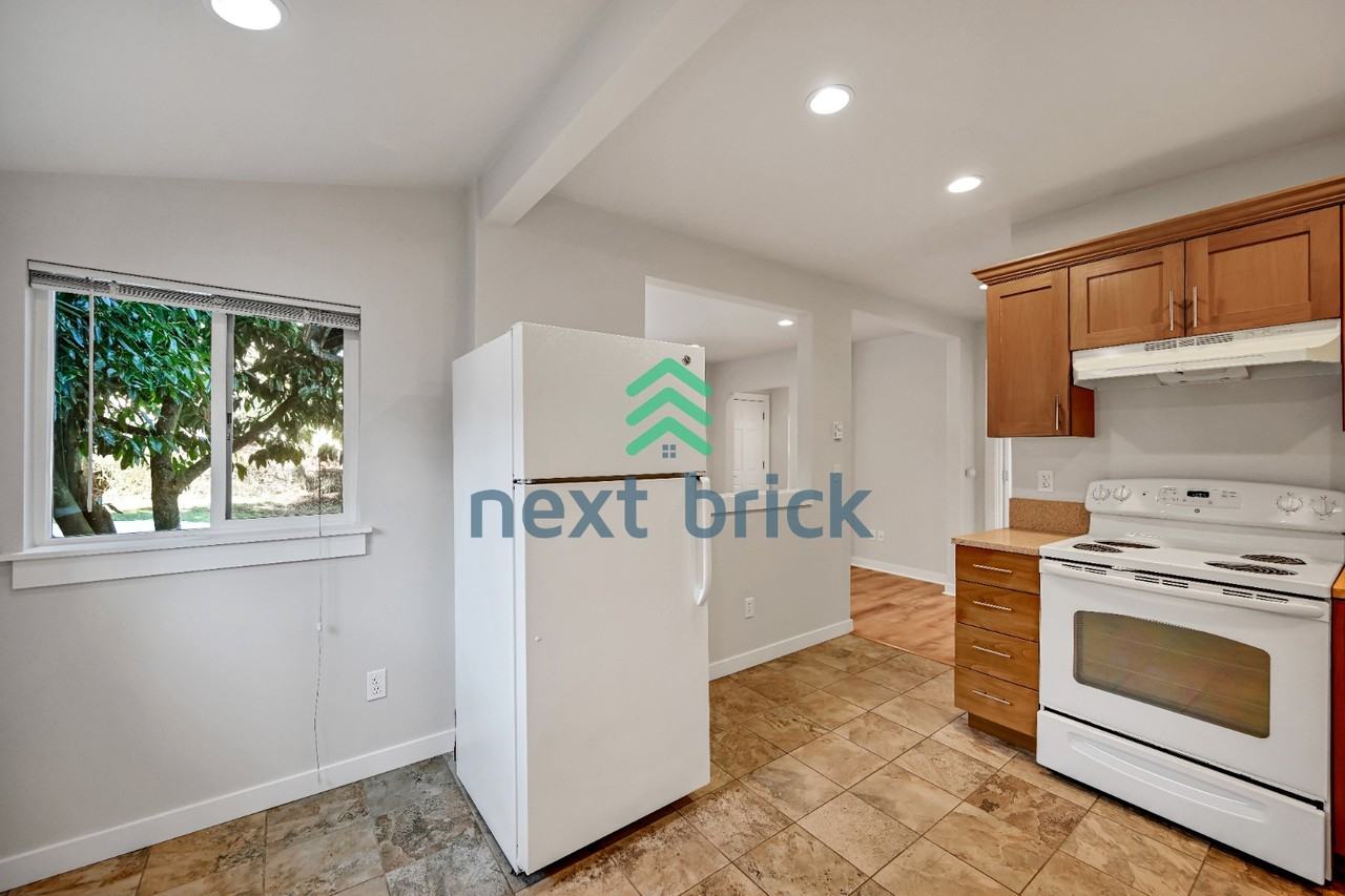 911 N 105th St - Photo 5 of 17