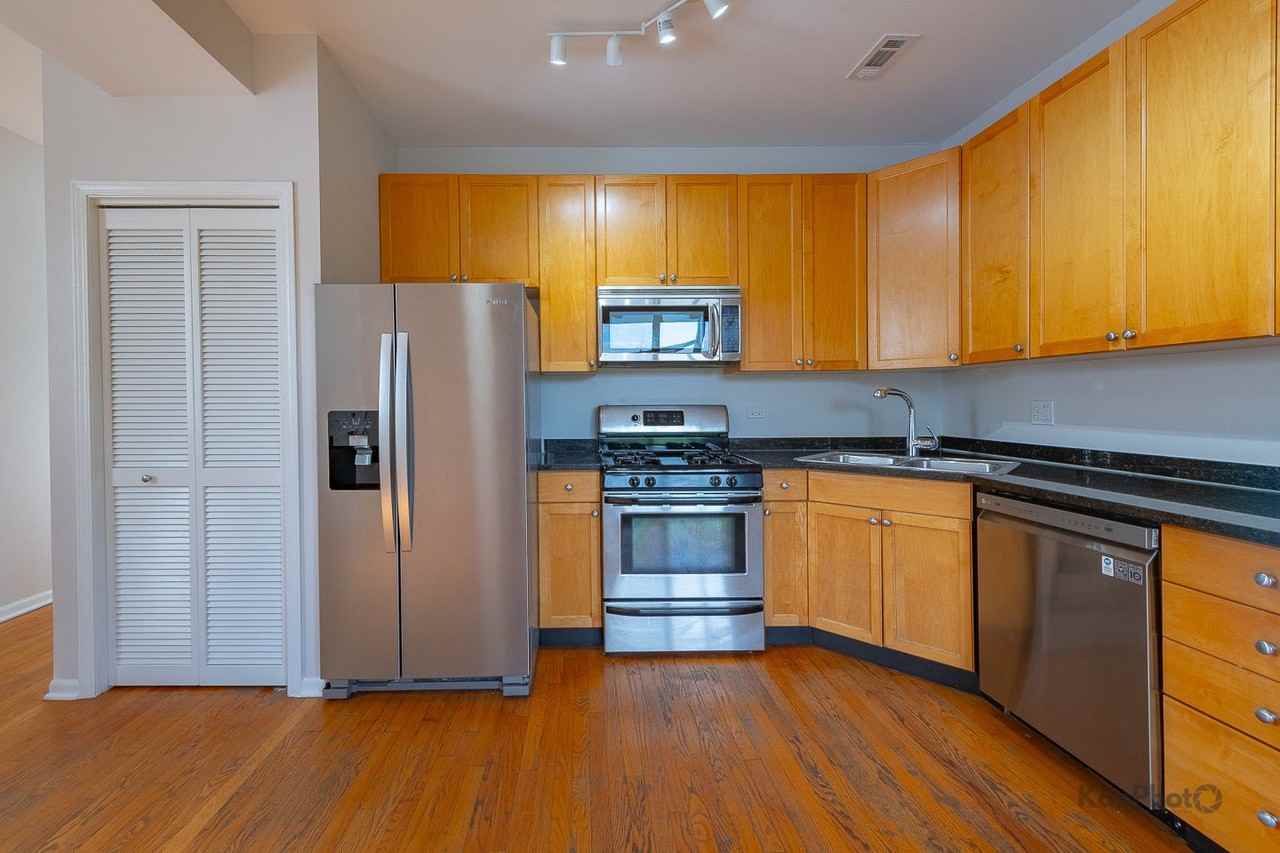 2226 W Monroe St - Photo 7 of 28