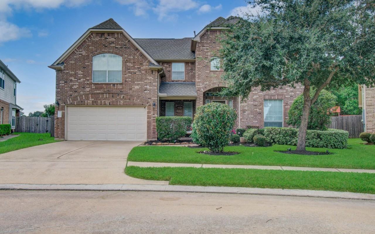 21331 Parham Cir - Photo 2 of 48