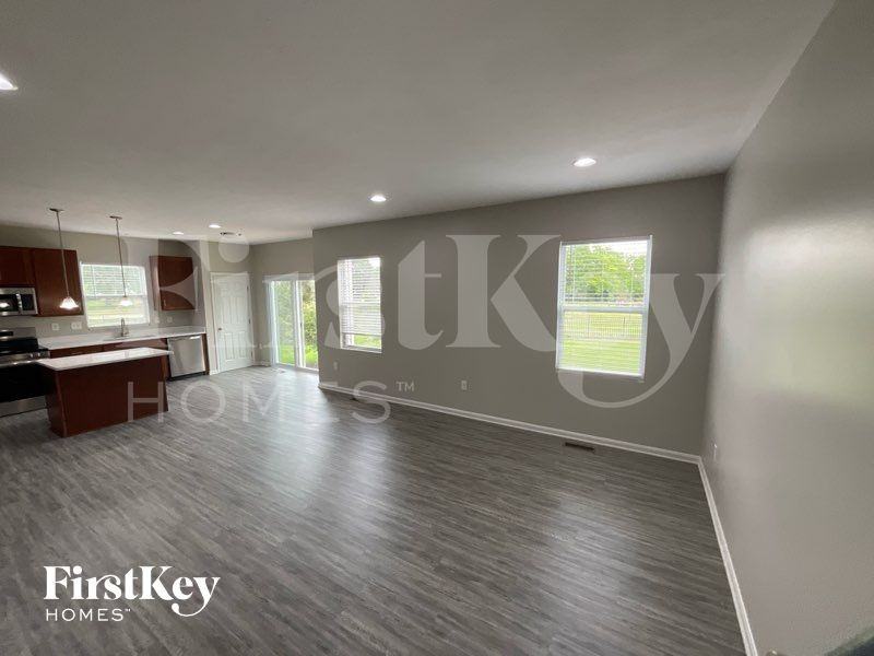 1624 Rosemore Ln - Photo 2 of 10