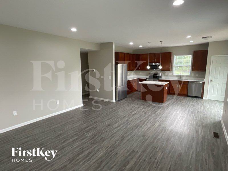 1624 Rosemore Ln - Photo 3 of 10