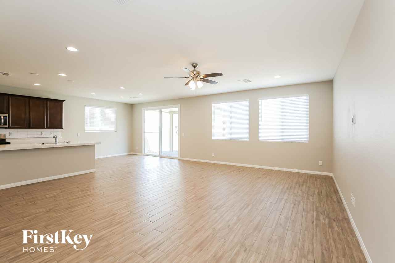 4730 Challenger St - Photo 3 of 15