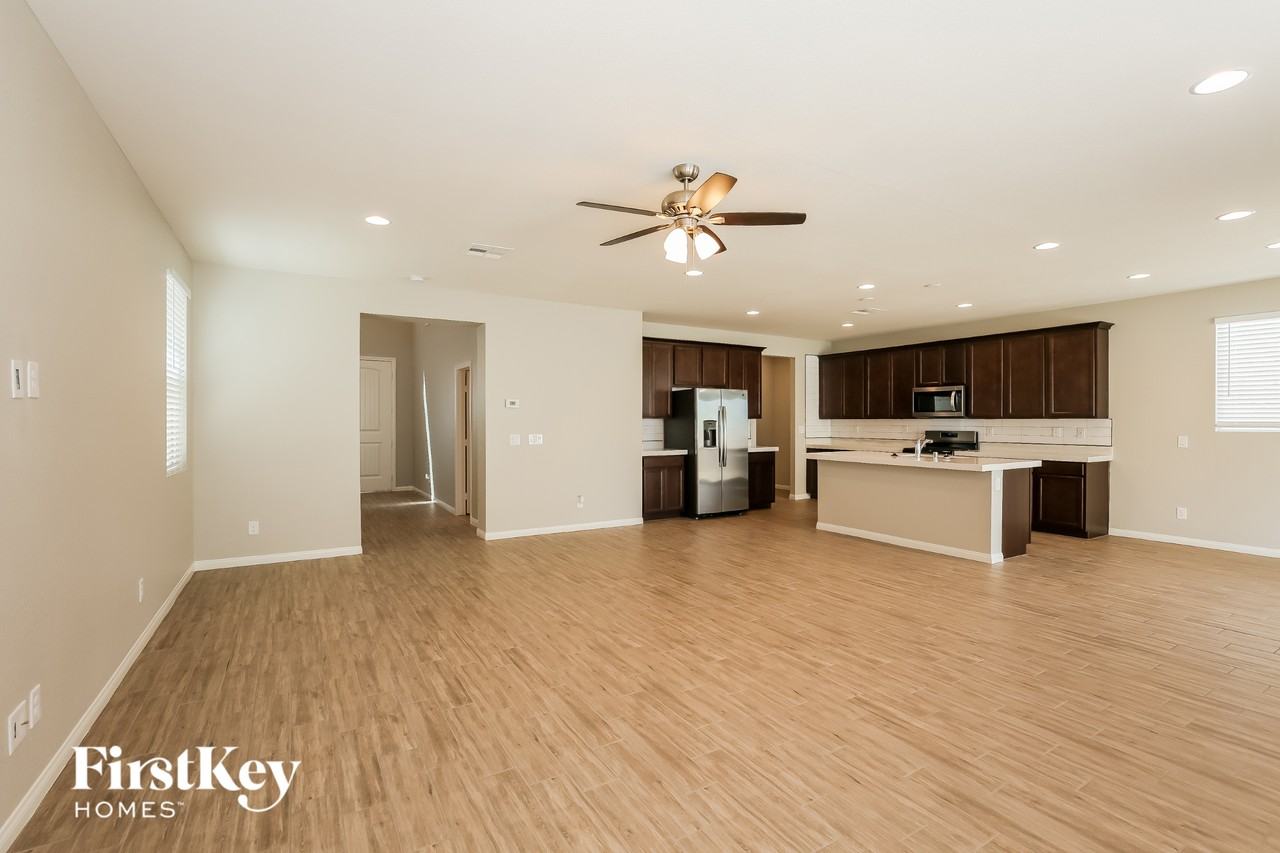 4730 Challenger St - Photo 4 of 15