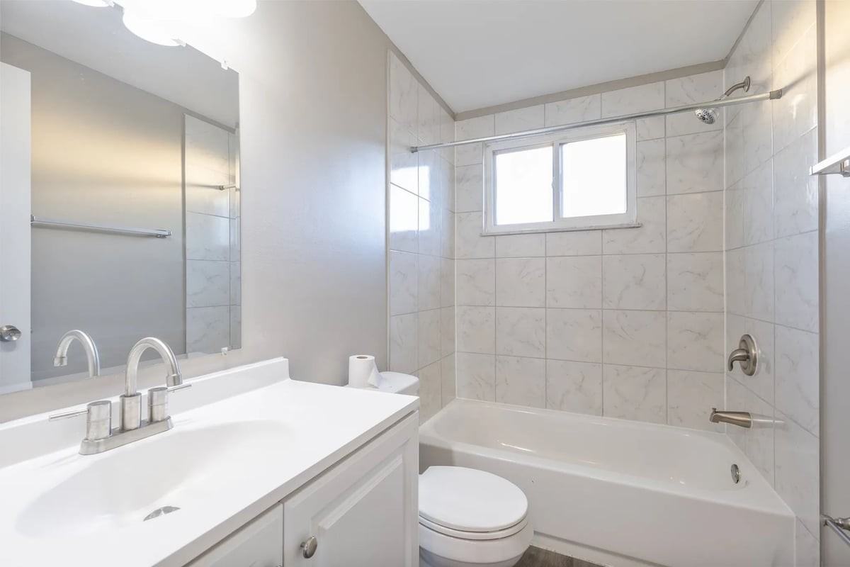 908 N Meadows Ct #L - Photo 2 of 15