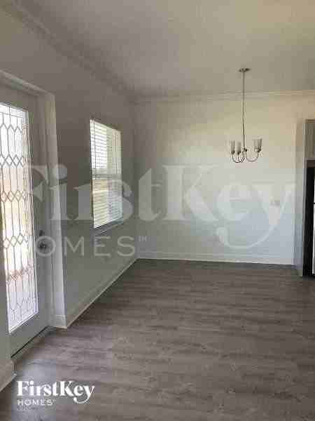 3910 Ne 19th Pl - Photo 2 of 12