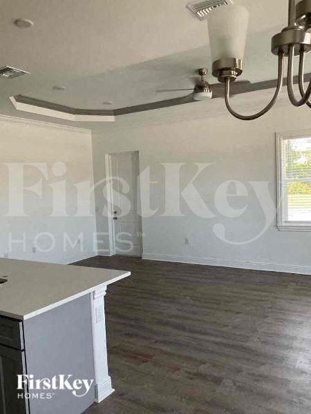 3910 Ne 19th Pl - Photo 3 of 12