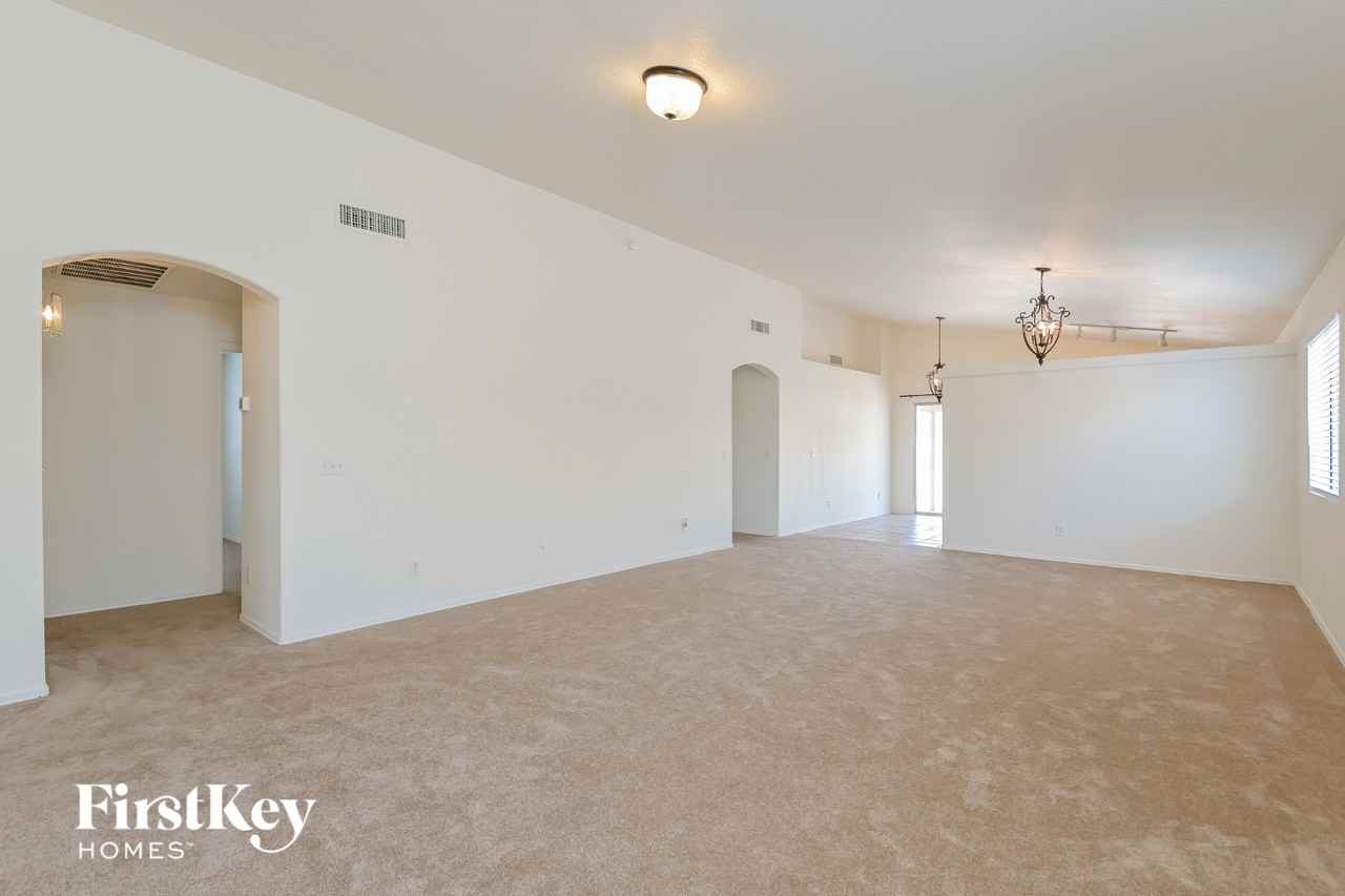 3114 S Vaughn Dr - Photo 2 of 15