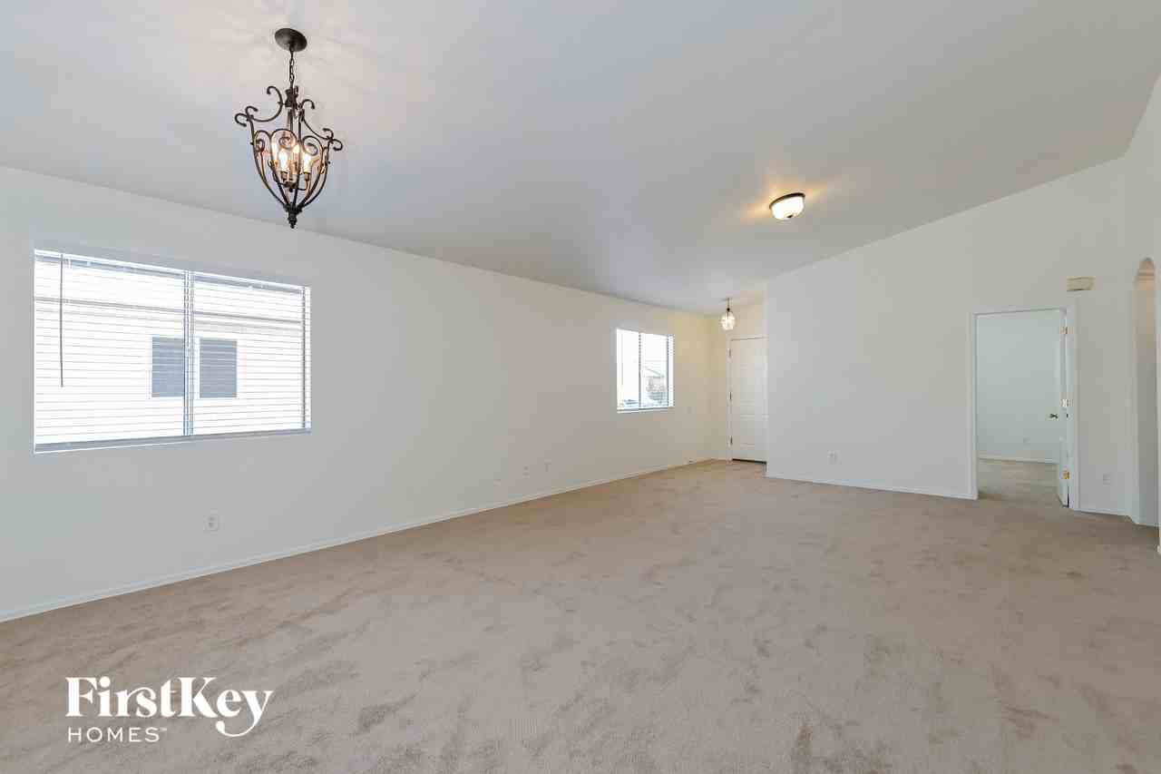 3114 S Vaughn Dr - Photo 3 of 15