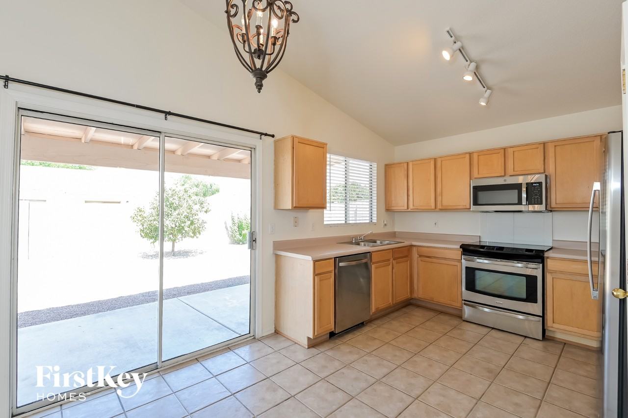 3114 S Vaughn Dr - Photo 4 of 15