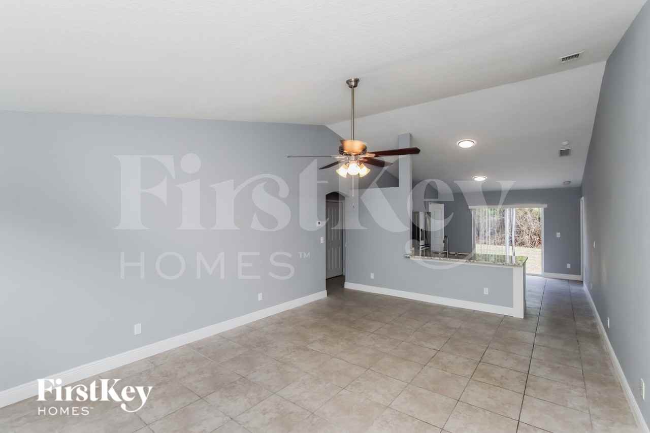 721 Carlyle Ave Se - Photo 3 of 19