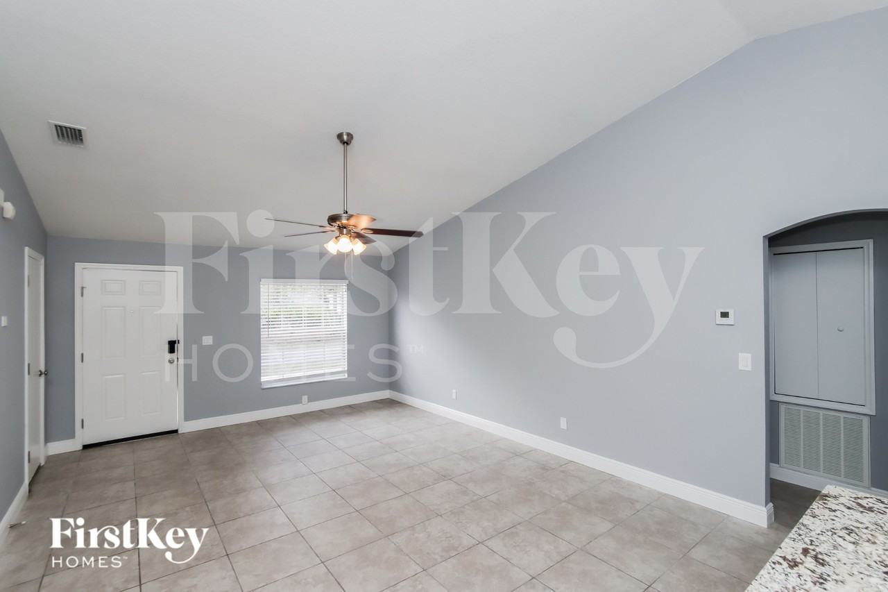 721 Carlyle Ave Se - Photo 6 of 19