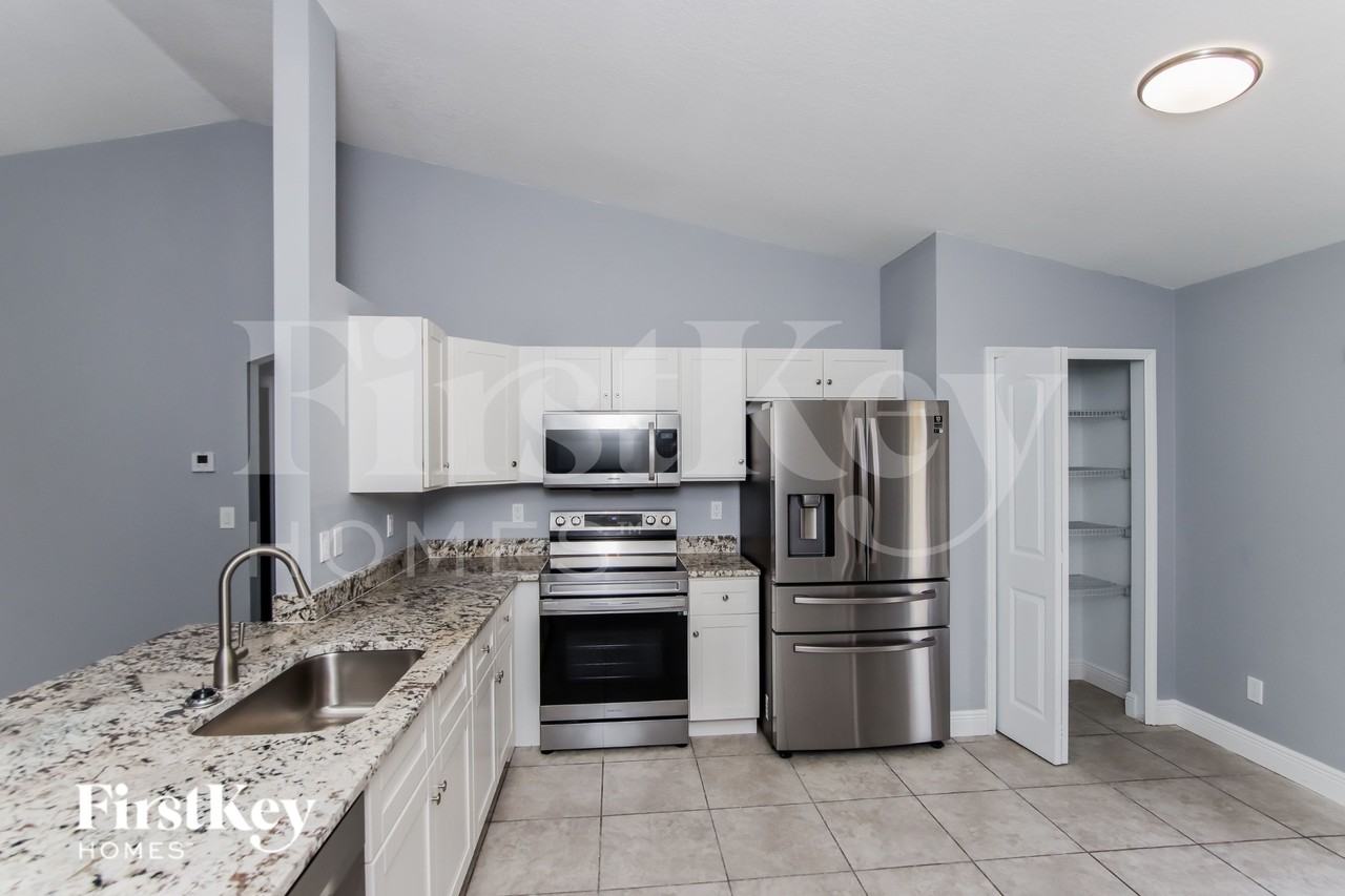 721 Carlyle Ave Se - Photo 7 of 19