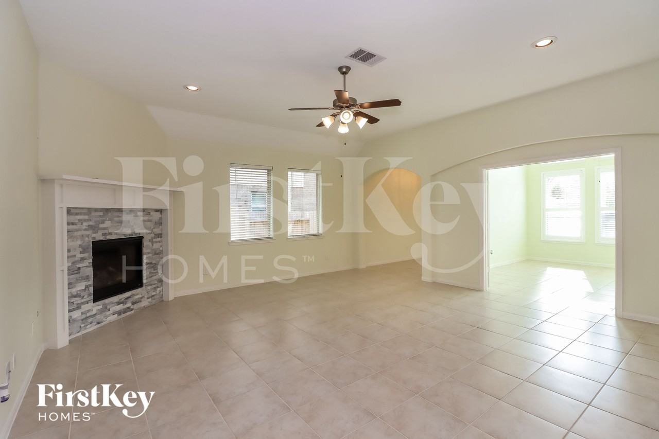 23810 Via Viale Dr - Photo 3 of 16