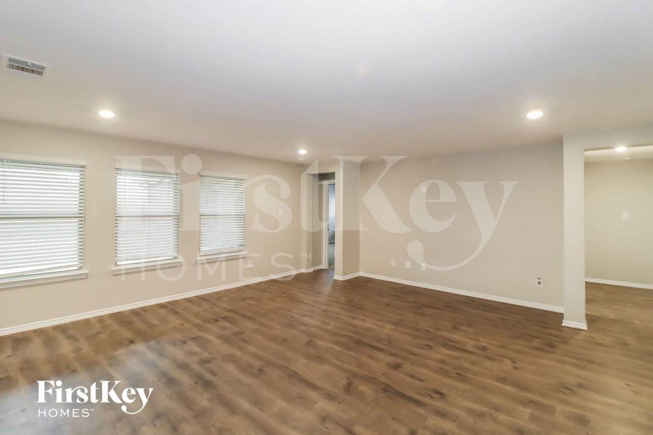 1539 Owen Way - Photo 3 of 16