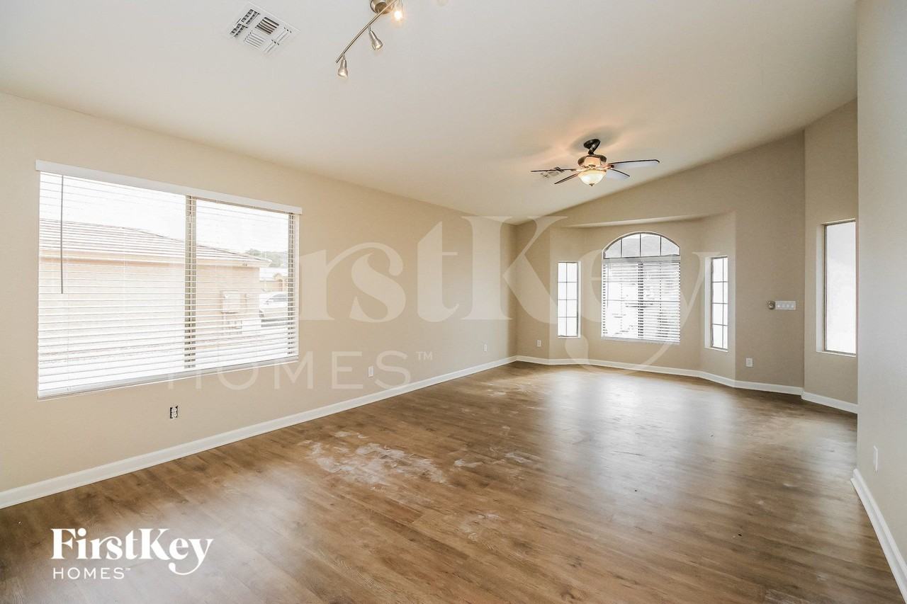 1610 E Desert Ln - Photo 2 of 15
