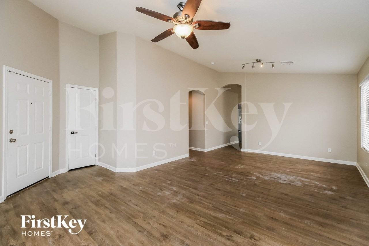 1610 E Desert Ln - Photo 3 of 15