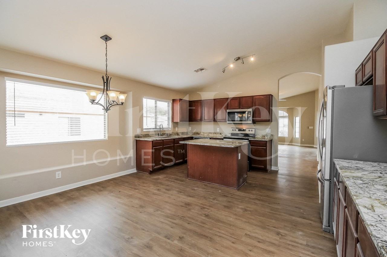 1610 E Desert Ln - Photo 4 of 15