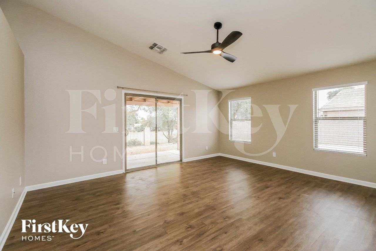 1610 E Desert Ln - Photo 6 of 15