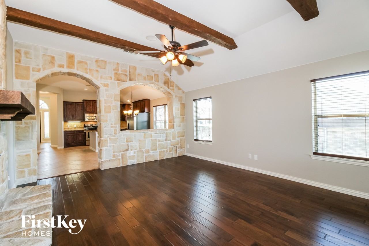 206 Lavaca Dr - Photo 5 of 15