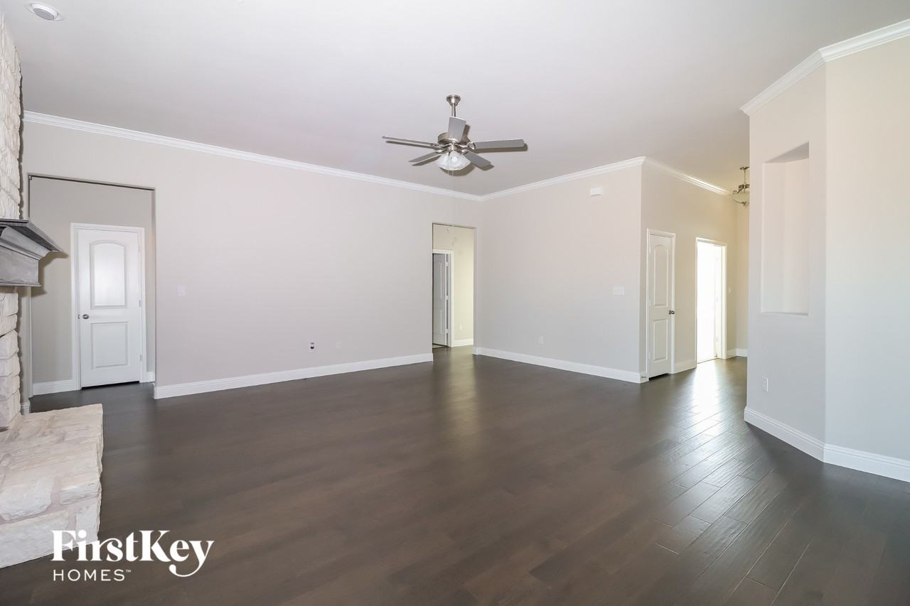 109 Independence Dr - Photo 3 of 15