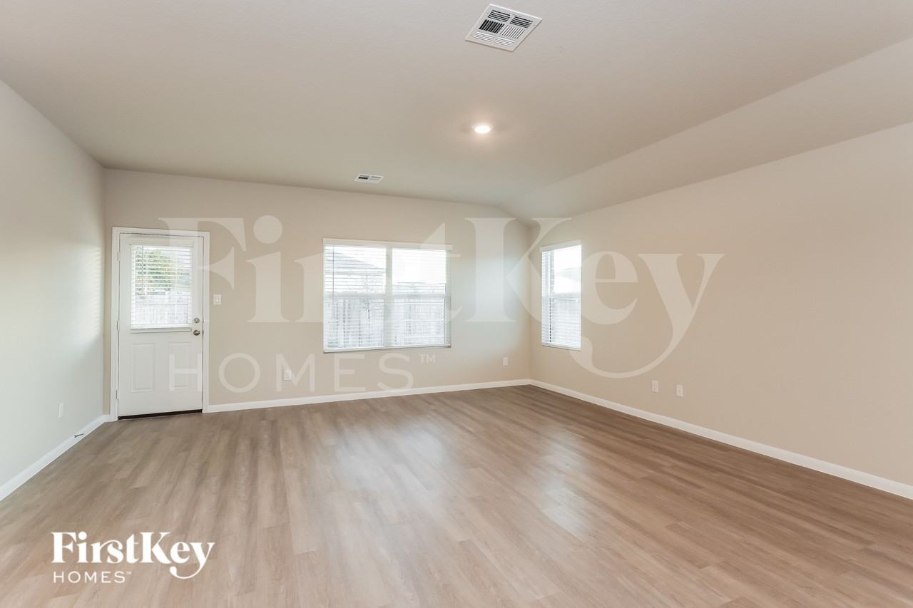 15007 Maskette Ave - Photo 3 of 19