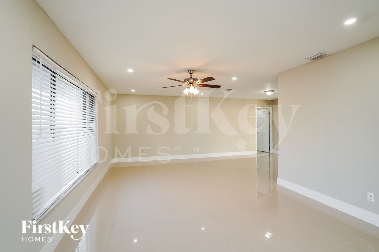 708 Ne 7th Ter - Photo 2 of 18