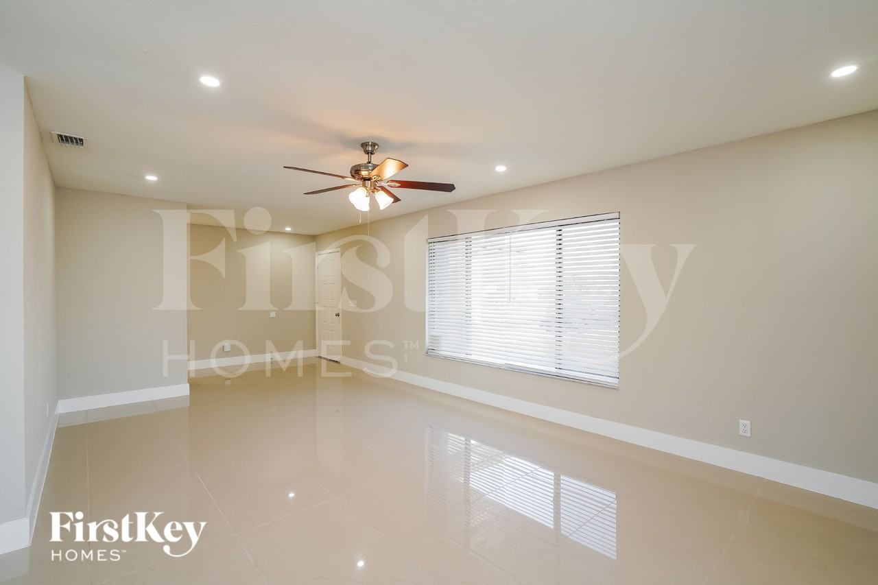 708 Ne 7th Ter - Photo 4 of 18