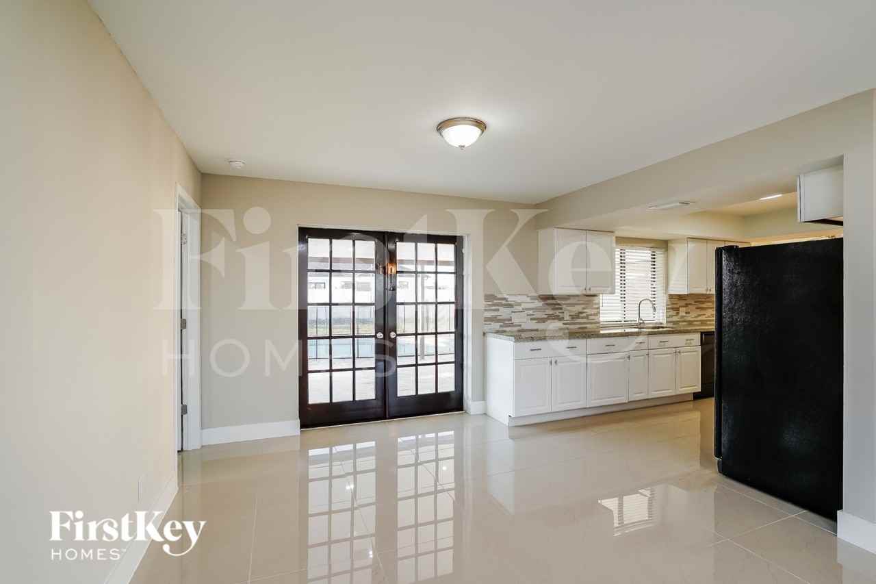 708 Ne 7th Ter - Photo 5 of 18