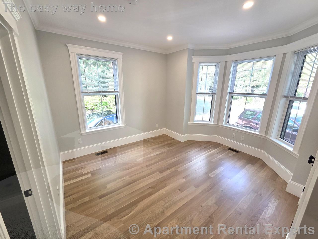 170 Webster Ave - Photo 3 of 7