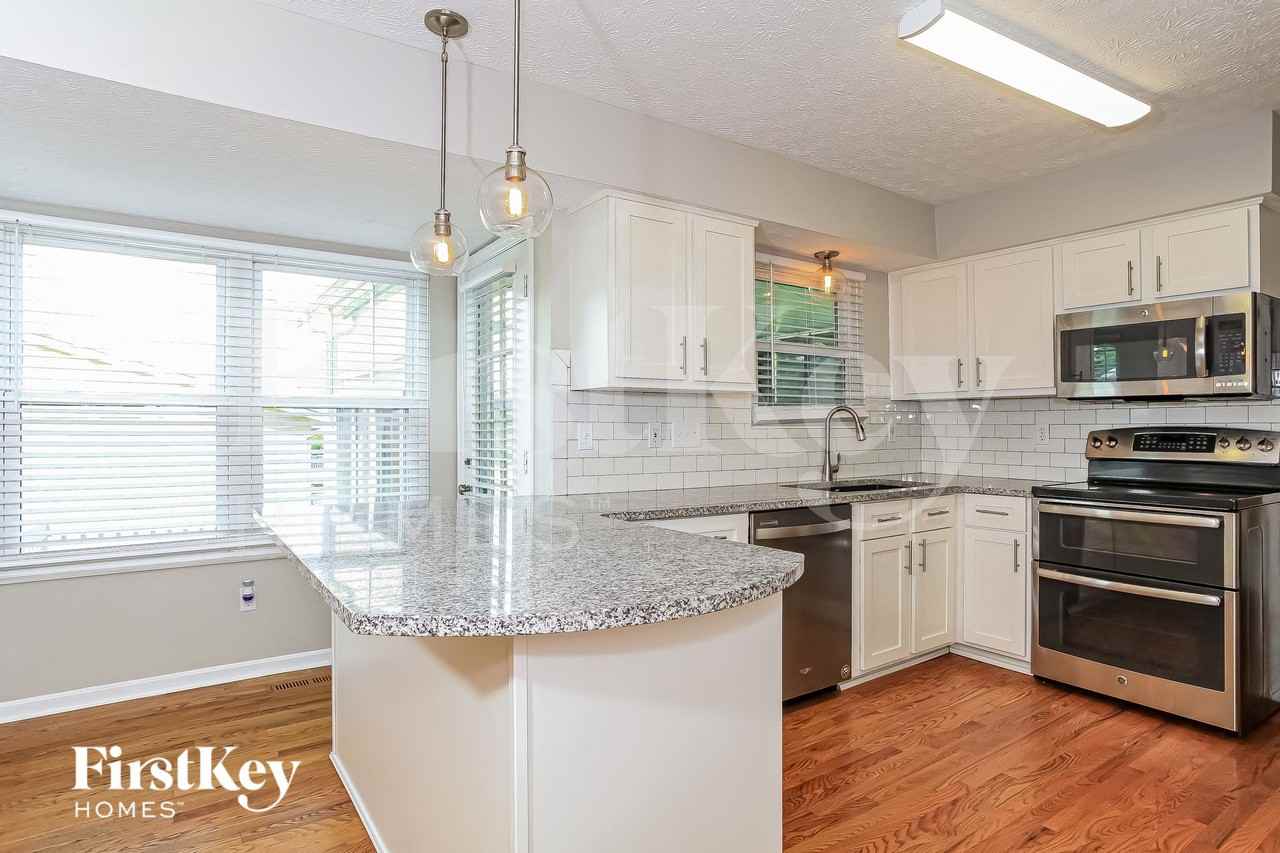 4792 Sarah Dr - Photo 5 of 15