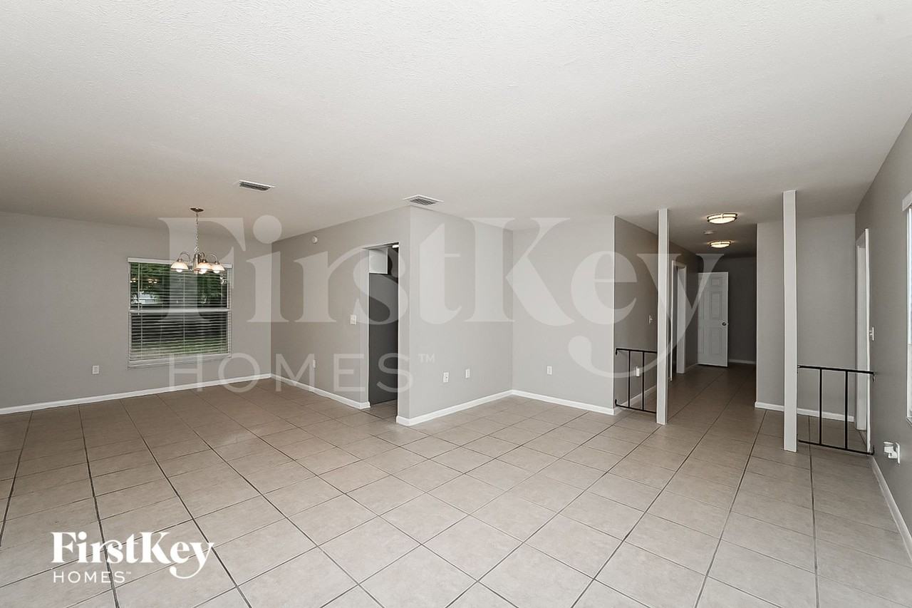 718 Kingswood Loop - Photo 2 of 15