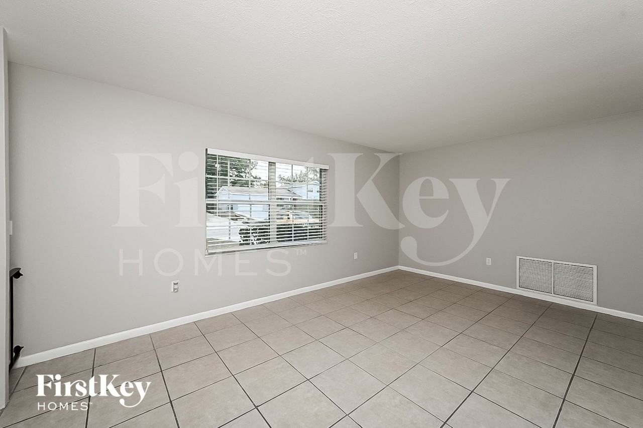 718 Kingswood Loop - Photo 3 of 15