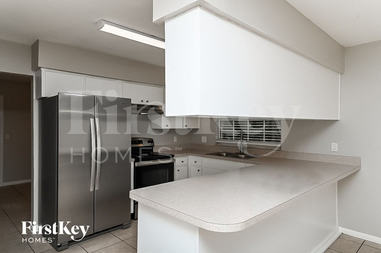 718 Kingswood Loop - Photo 5 of 15
