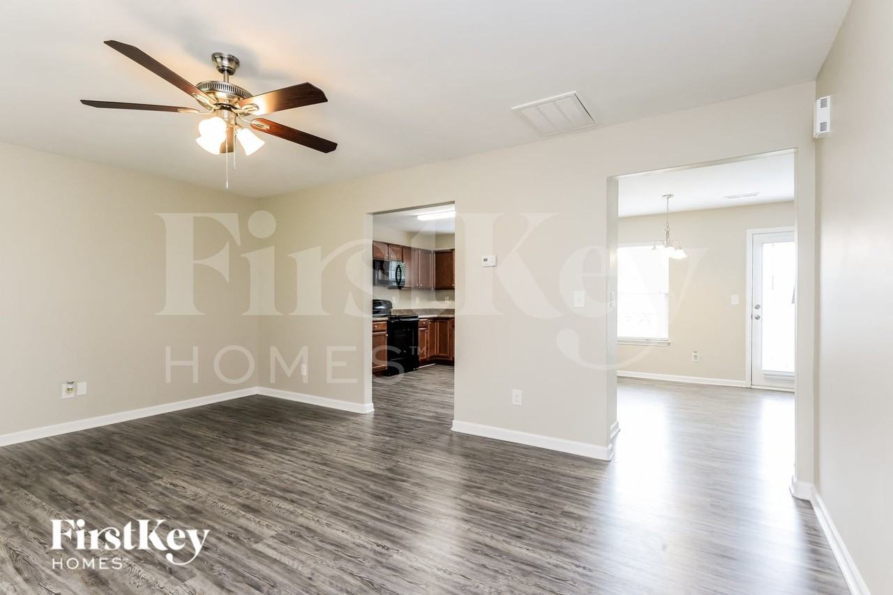 910 Park Rd - Photo 3 of 15