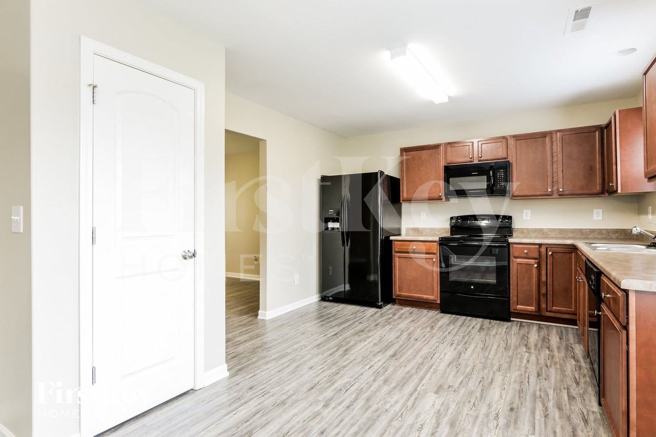 910 Park Rd - Photo 7 of 15