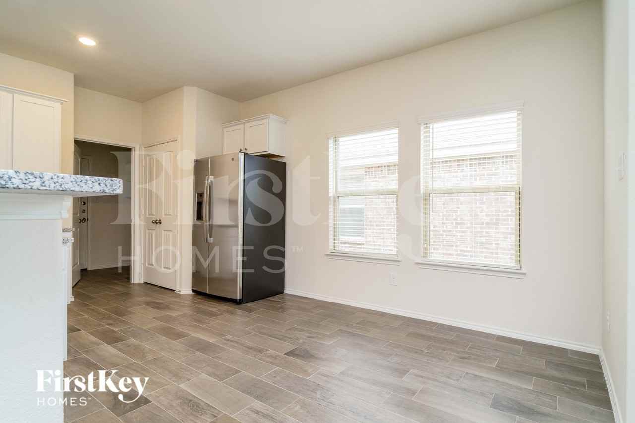 1045 N Churchill Dr - Photo 6 of 19