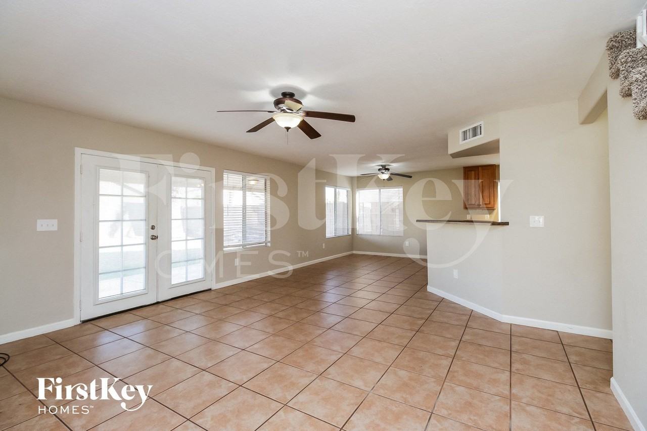 848 E Morelos St - Photo 3 of 15
