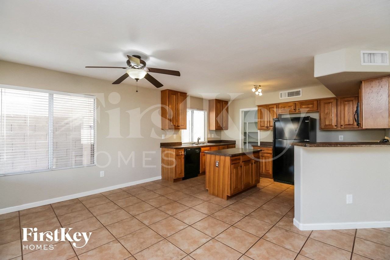 848 E Morelos St - Photo 5 of 15