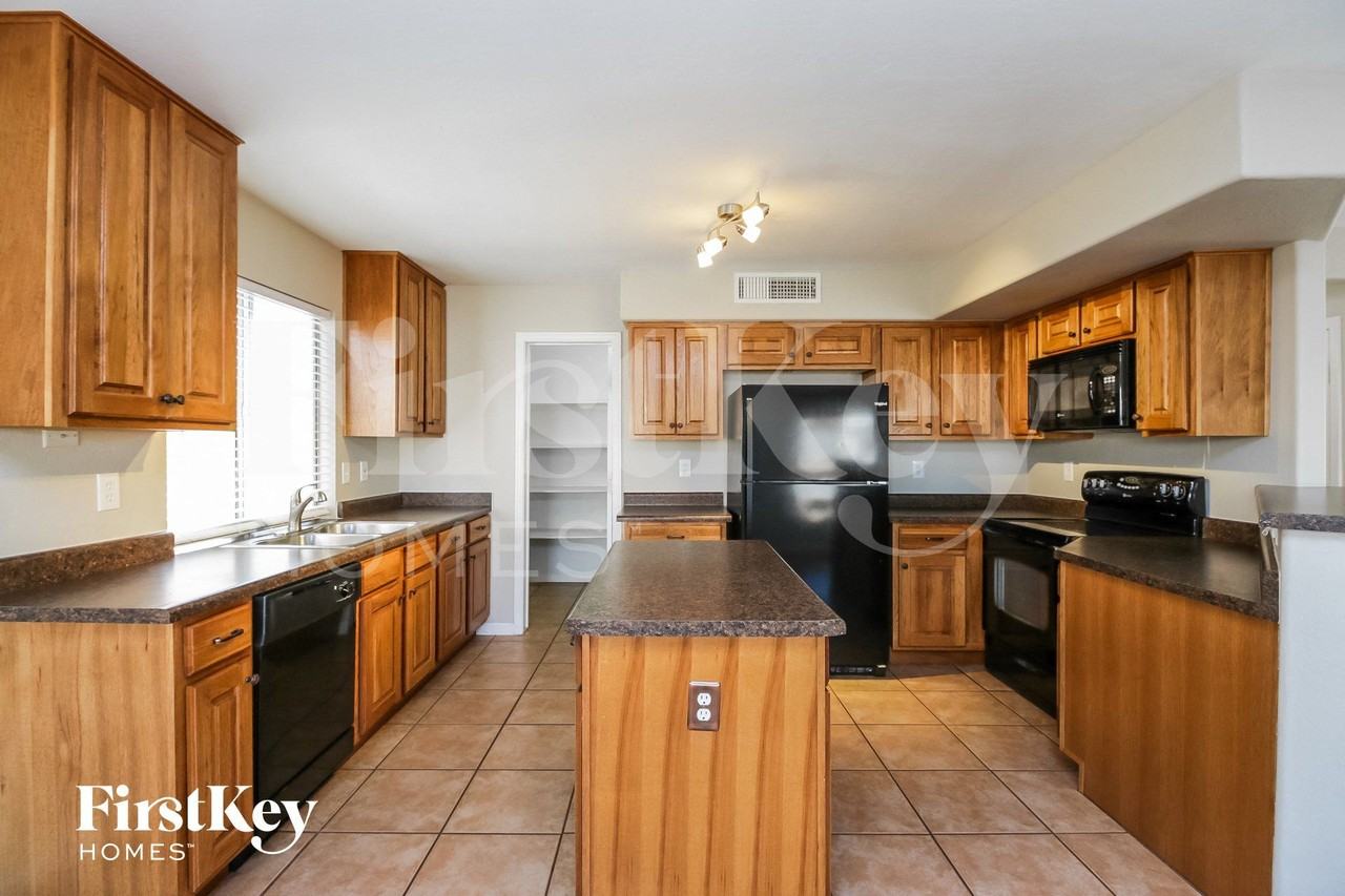 848 E Morelos St - Photo 6 of 15