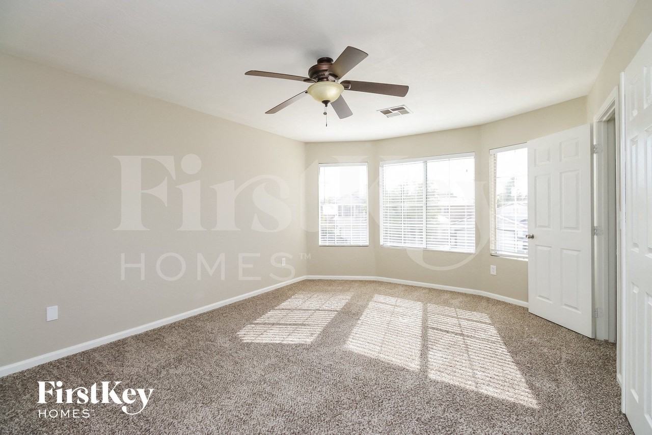 848 E Morelos St - Photo 7 of 15