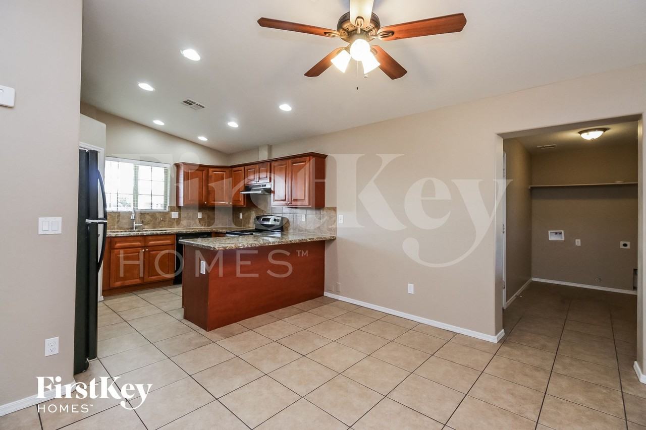 844 E 10th Ave - Photo 4 of 15