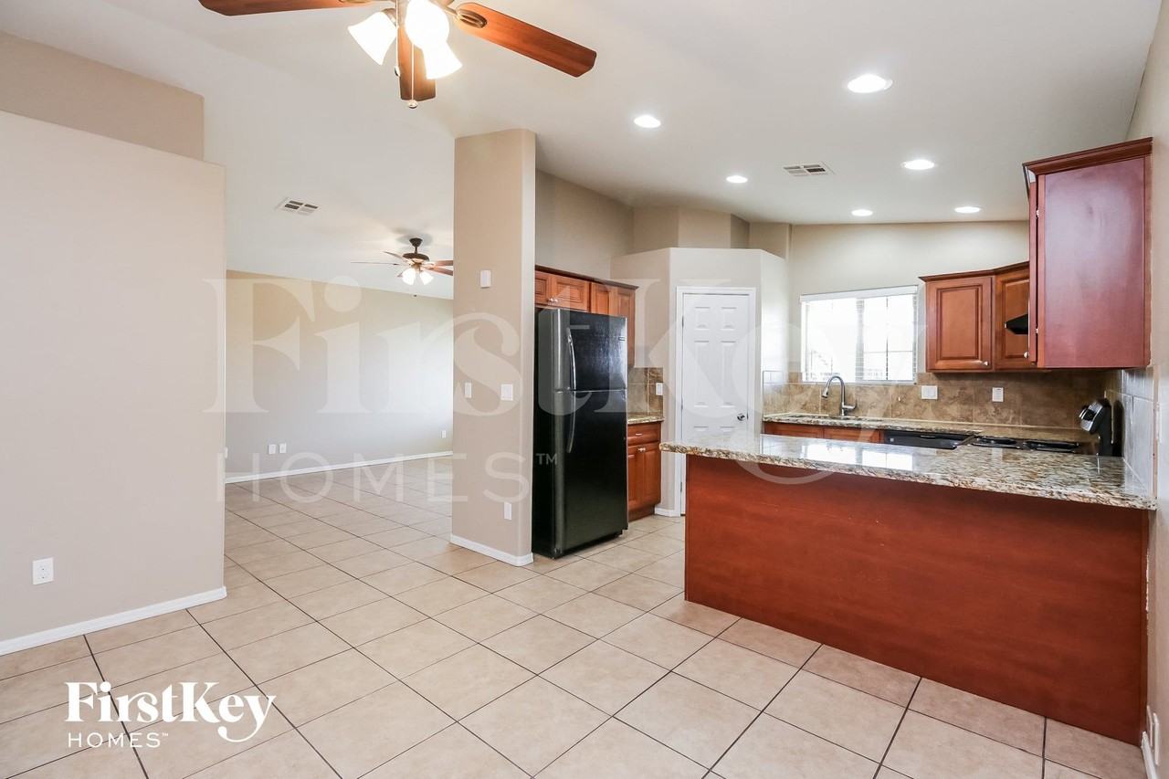 844 E 10th Ave - Photo 5 of 15