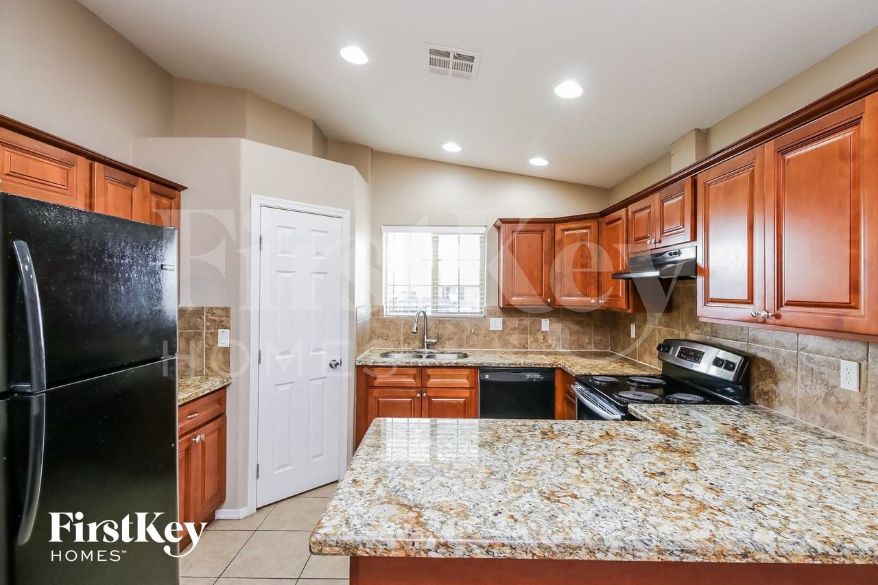844 E 10th Ave - Photo 6 of 15