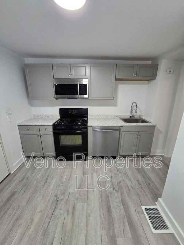 133 Bay St #A - Photo 2 of 29