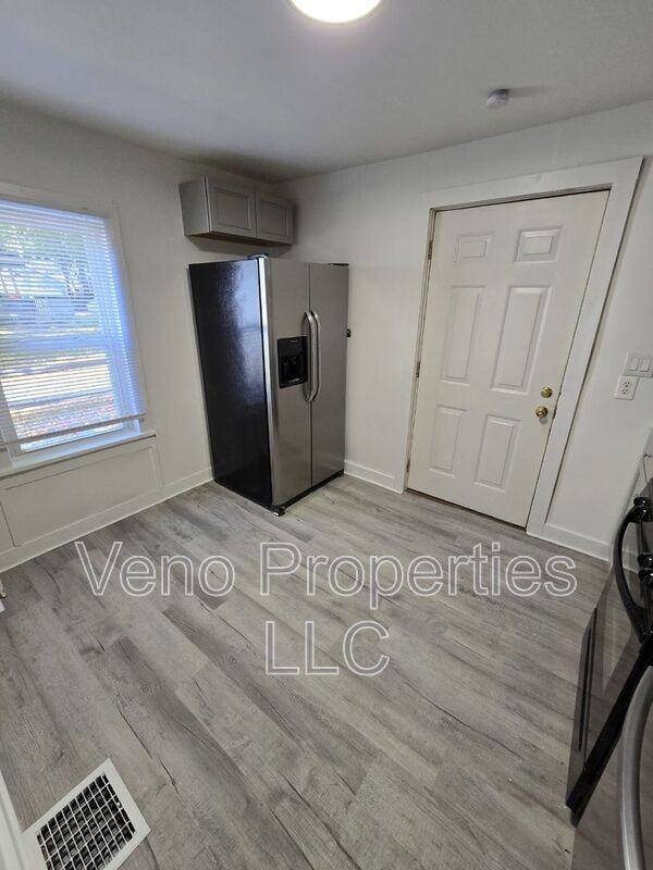 133 Bay St #A - Photo 3 of 29